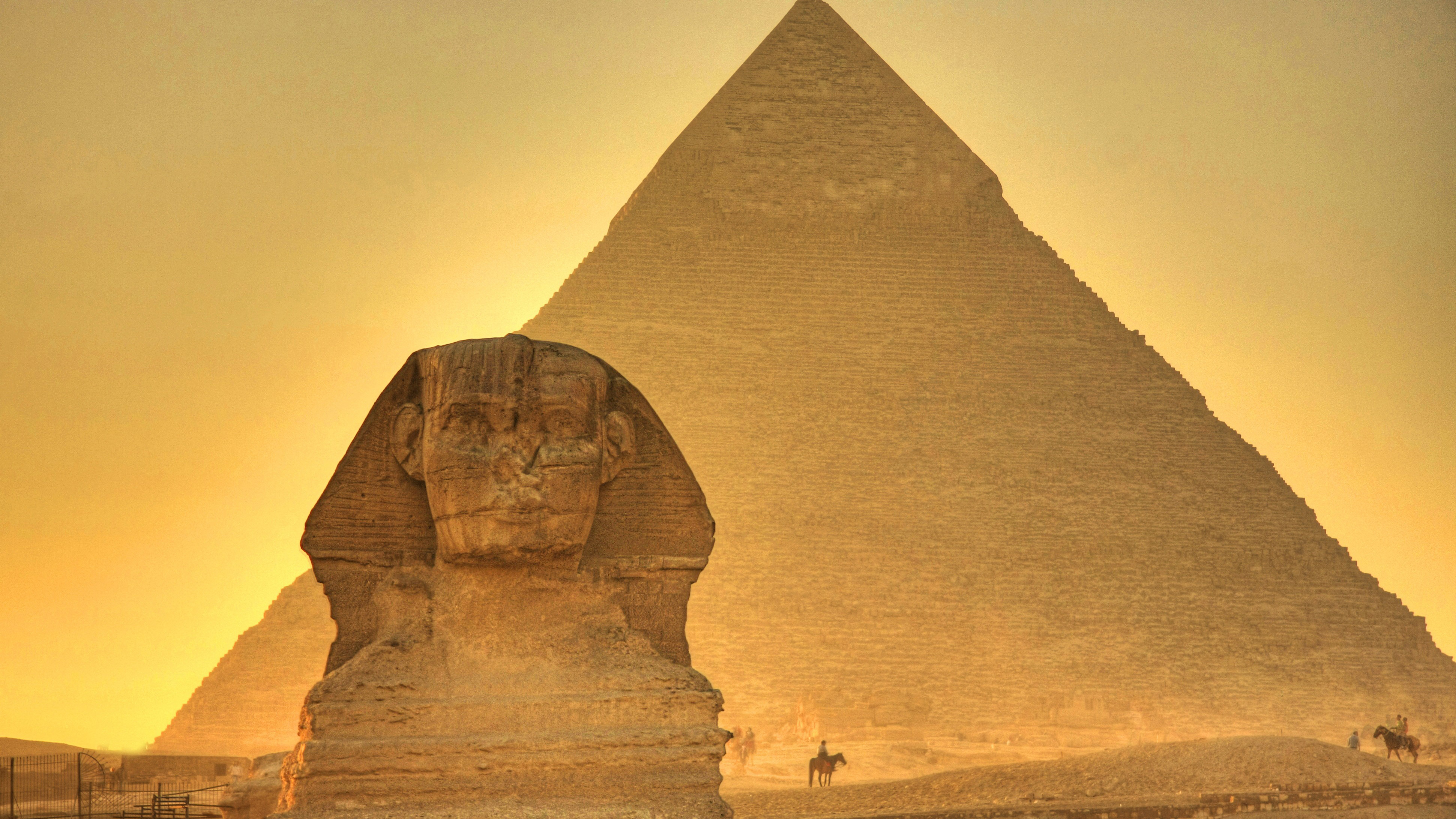 Нажмите на тот который создан людьми. Пирамида Хуфу Египет. Пирамида Хеопса. Сфинкс Хеопса. Большой сфинкс и пирамида Хеопса.