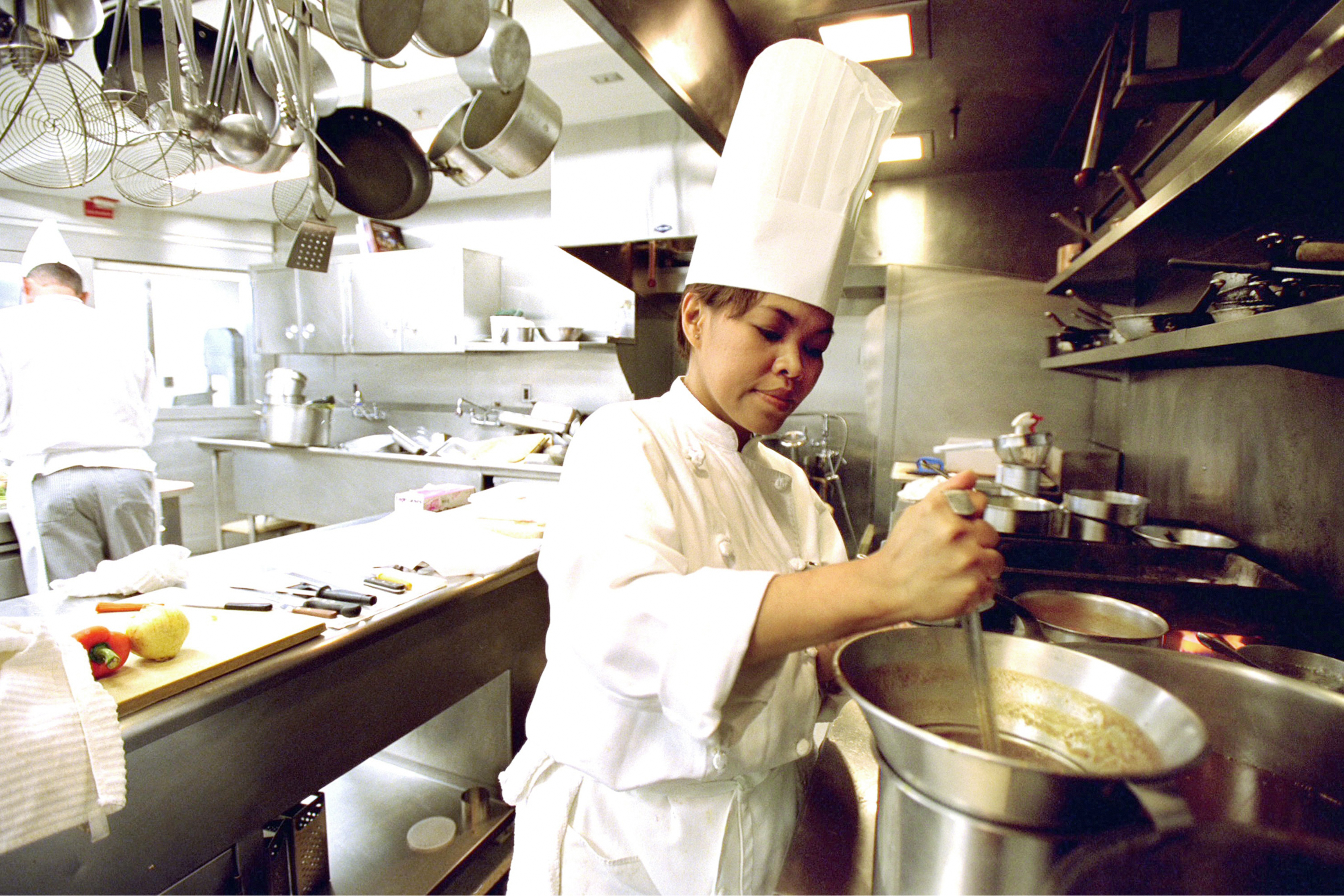 Повар столовой москва свежий. Ремо Маццукато шеф-повар. Шефа Ремо Маццукато. Кухня ресторана с поварами. Повар на кухне.