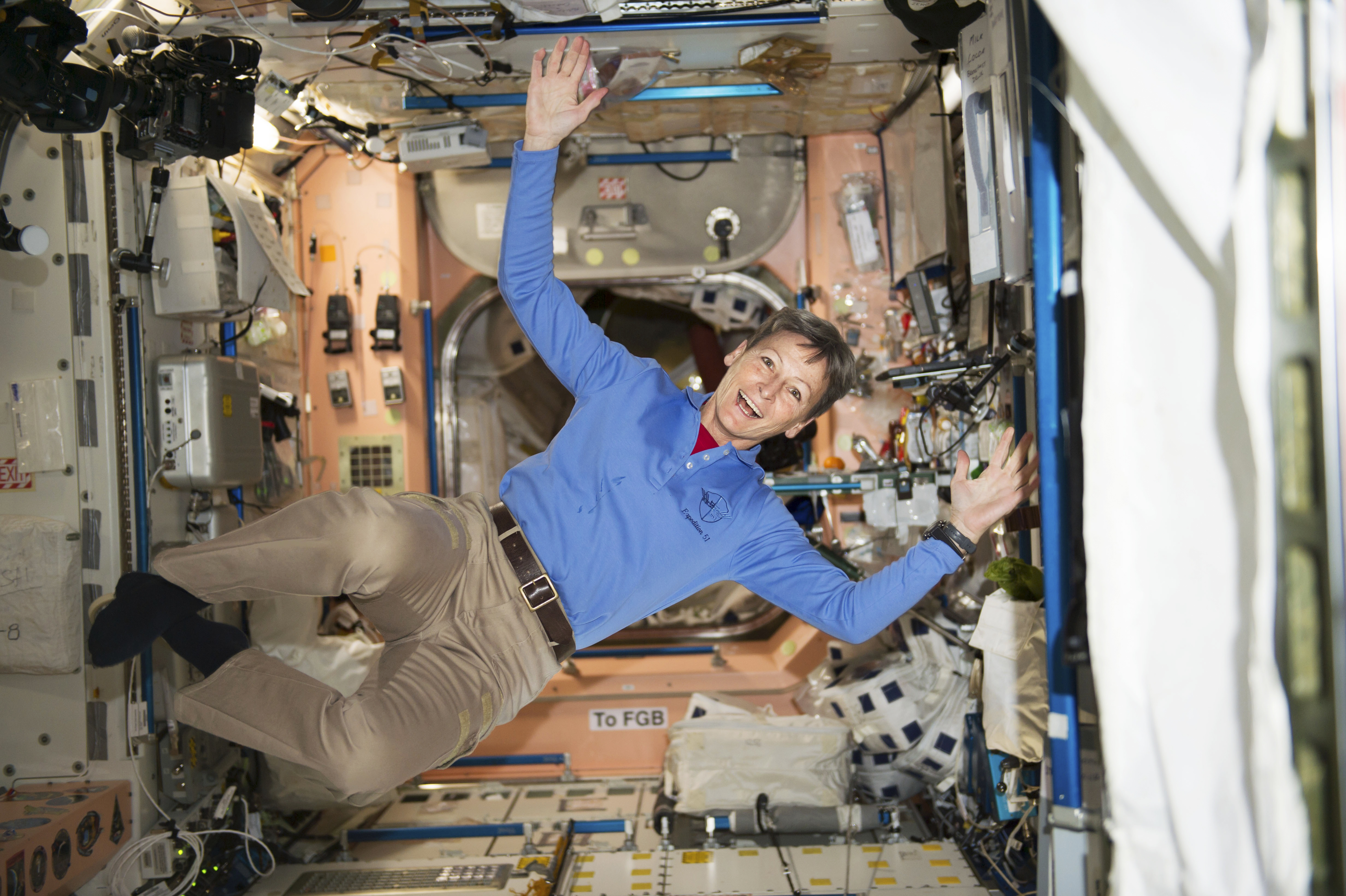 Космонавт самый длительный полет в космос. Пегги Уитсон. Падалка Пегги Уитсон. Николас Уитсон. Космонавты в невесомости на МКС.